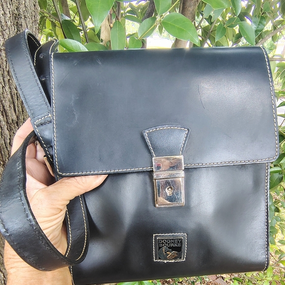 Dooney & Bourke Handbags - DOONEY & BOURKE BLACK ADJUSTABLE STRAP SILVER METAL LOGO BAG EUC
